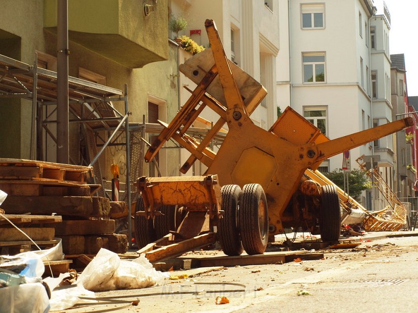 Baukran umgestuerzt Koeln Suelz Suelzguertel P076.JPG